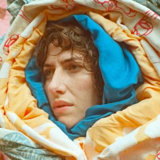 Aldous Harding unveils new single & video ‘Fever’, from forthcoming album Warm Chris
